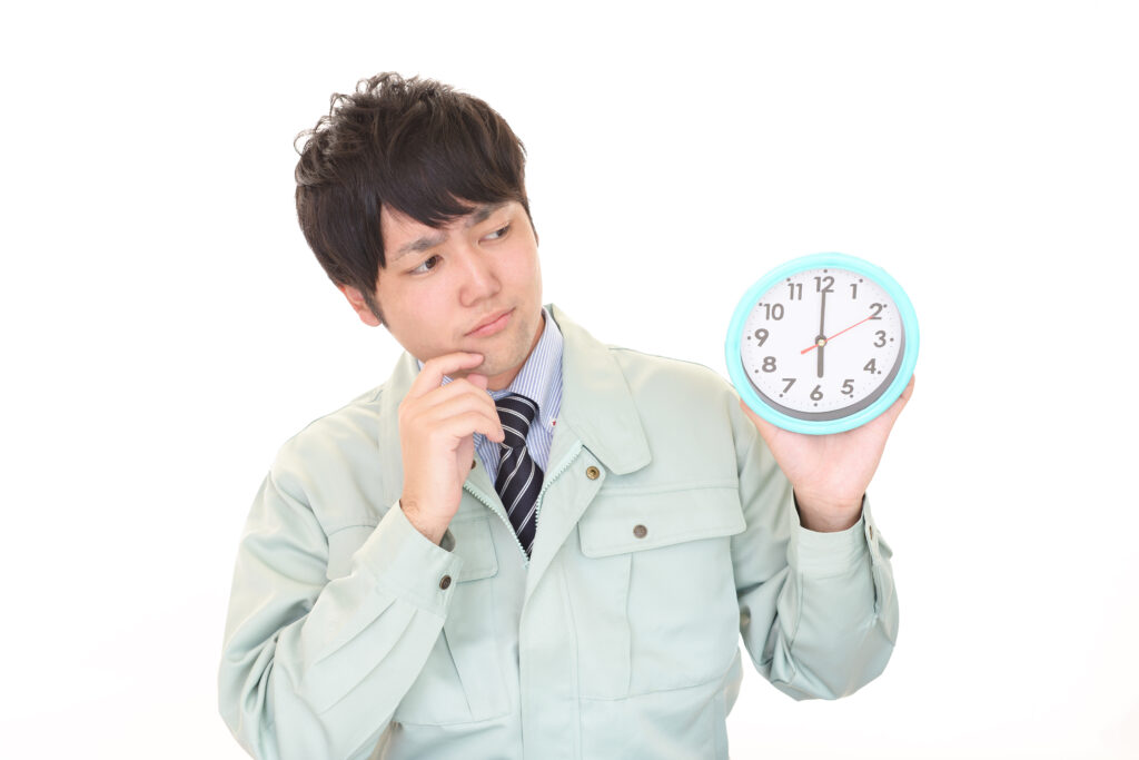 時計を持った業者の男性