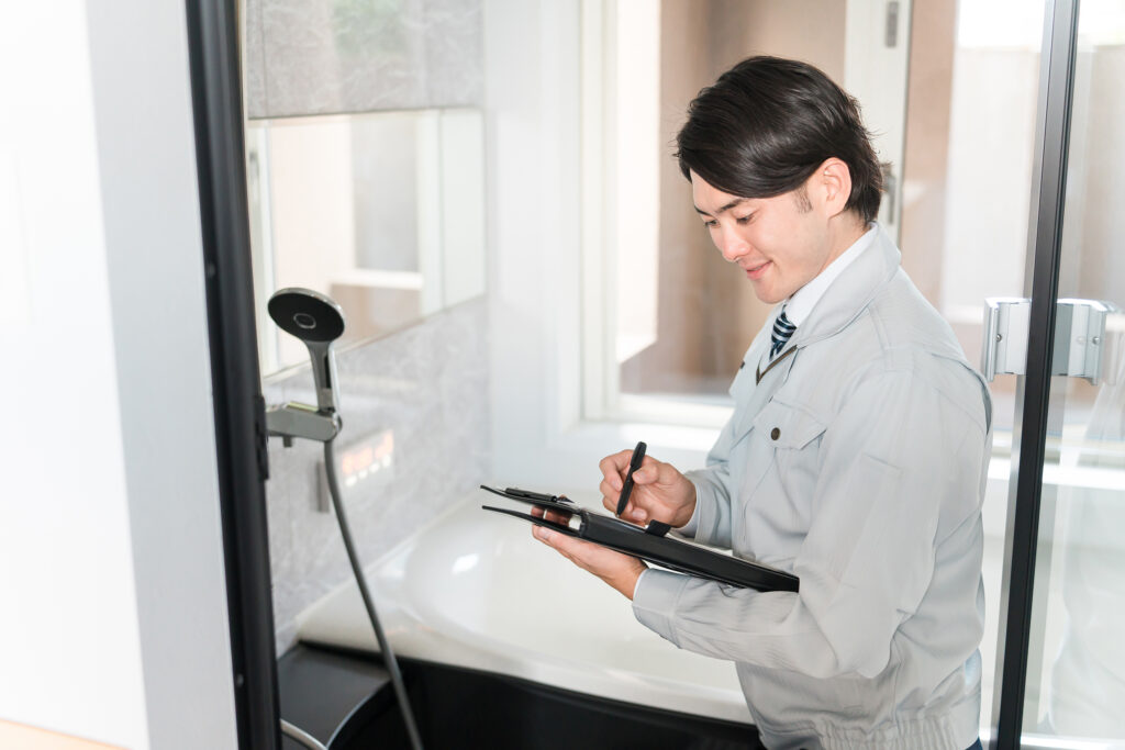 浴室を点検する男性