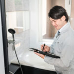 浴室を点検する男性